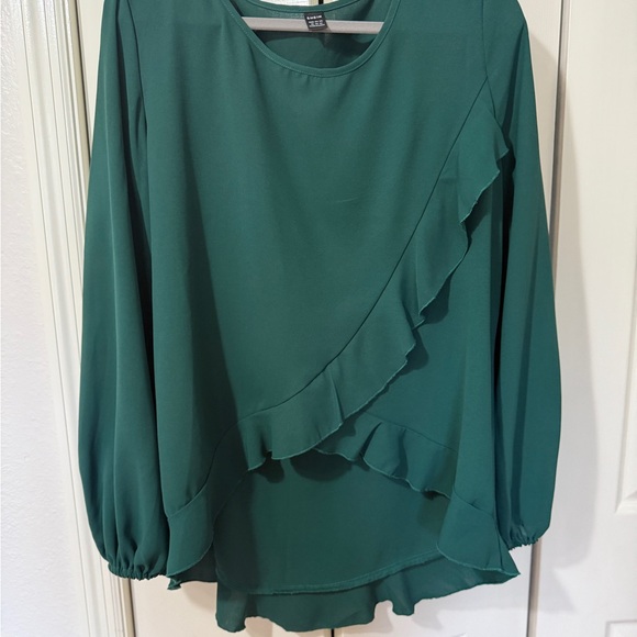 Chic Green Ruffle Blouse - Picture 2 of 3